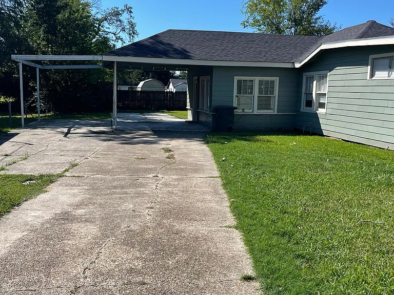 702 Sycamore St — Photo 1