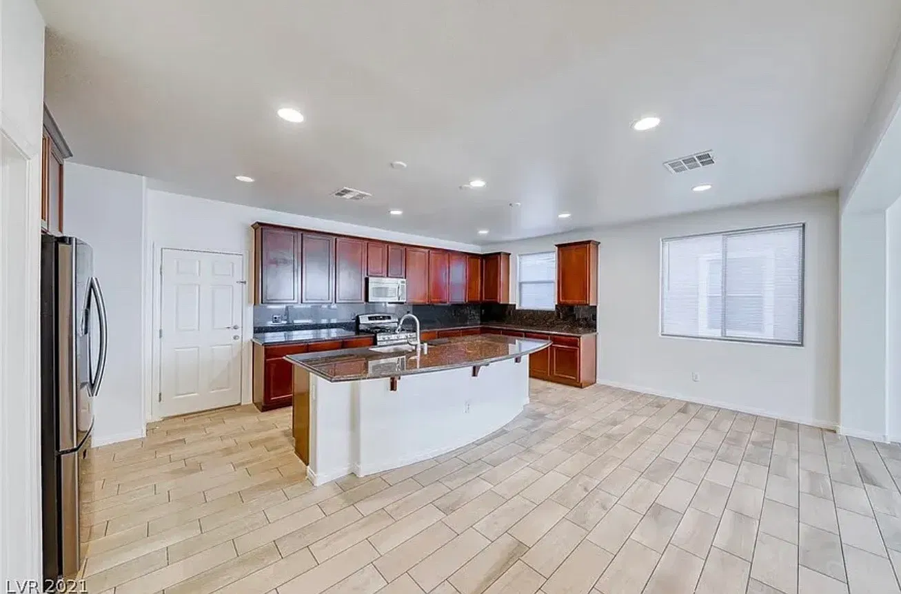 9 bed, $650 — Photo 4