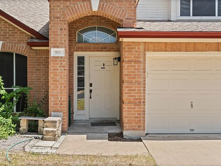 910 Markham Ln — Photo 3
