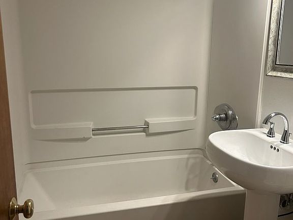 5th image of 709 Cowdin Dr #2