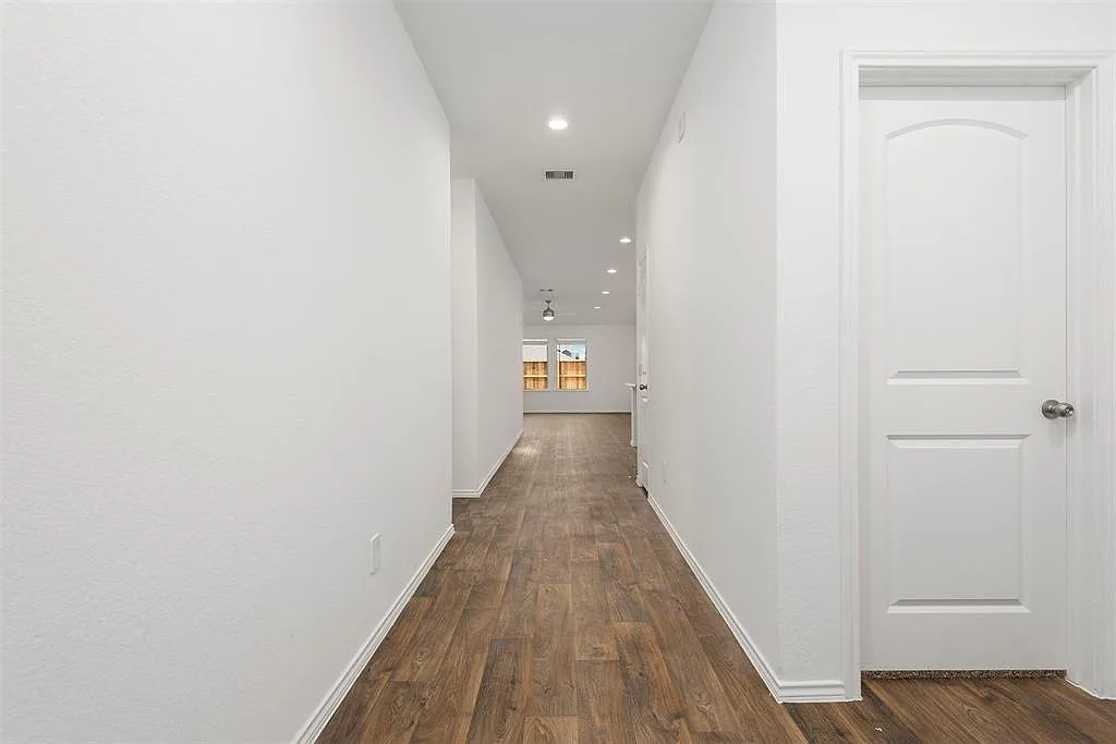 4 bed, 2.0 bath, 1796 sqft, $1,990 — Photo 3