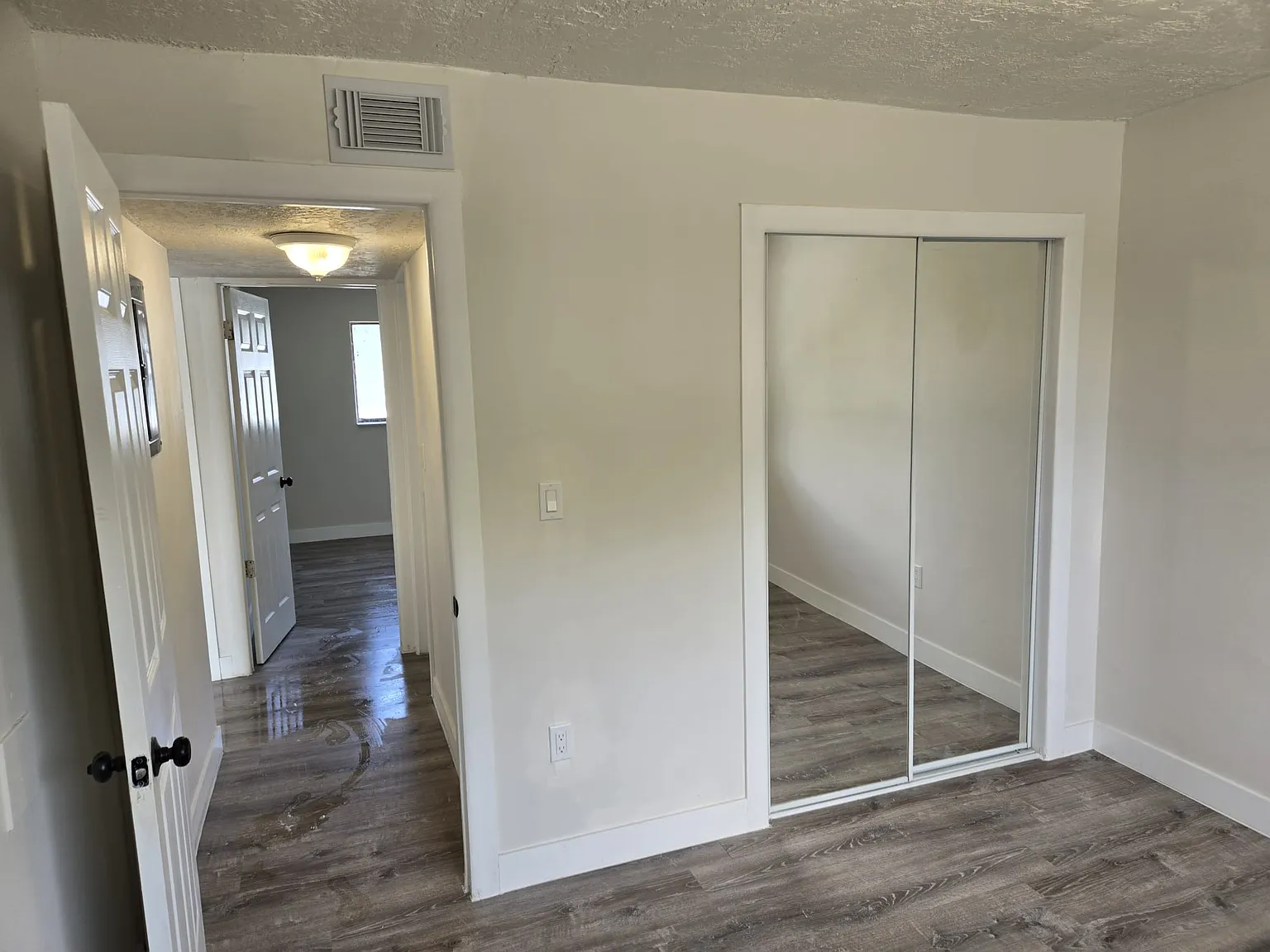 3 bed, 750 sqft, $2,400 — Photo 4