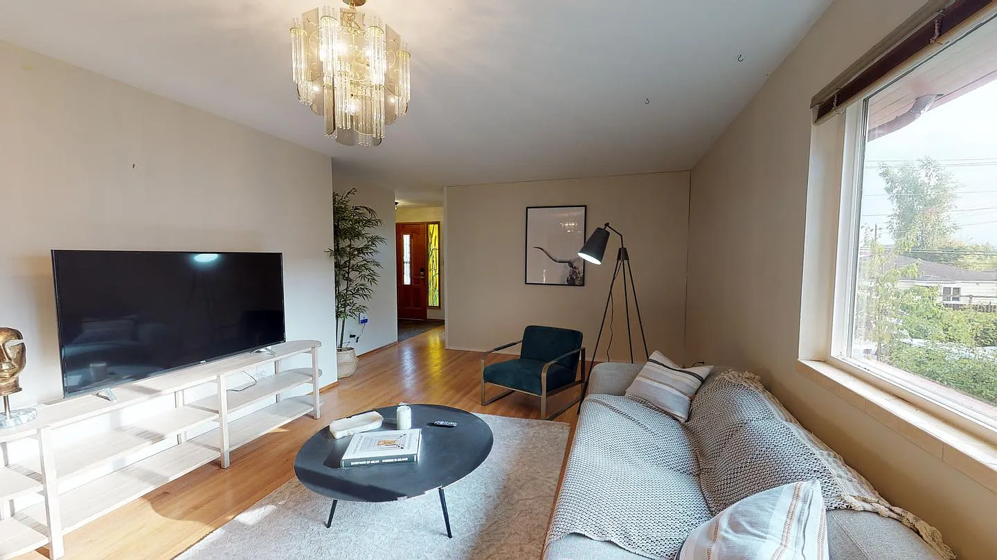 Private Bedroom in Bright and Airy Greenwood Home With Beautiful Backyard — Photo 2
