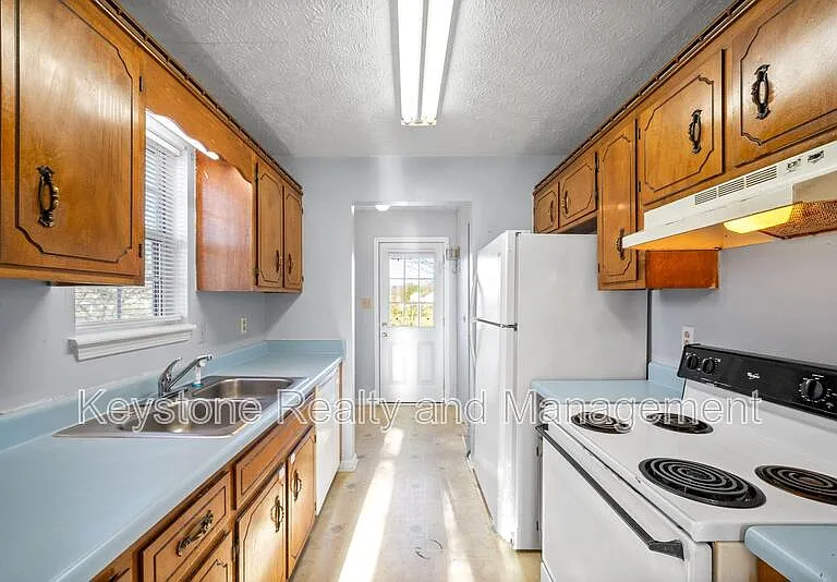 609 Artic Ave — Photo 6