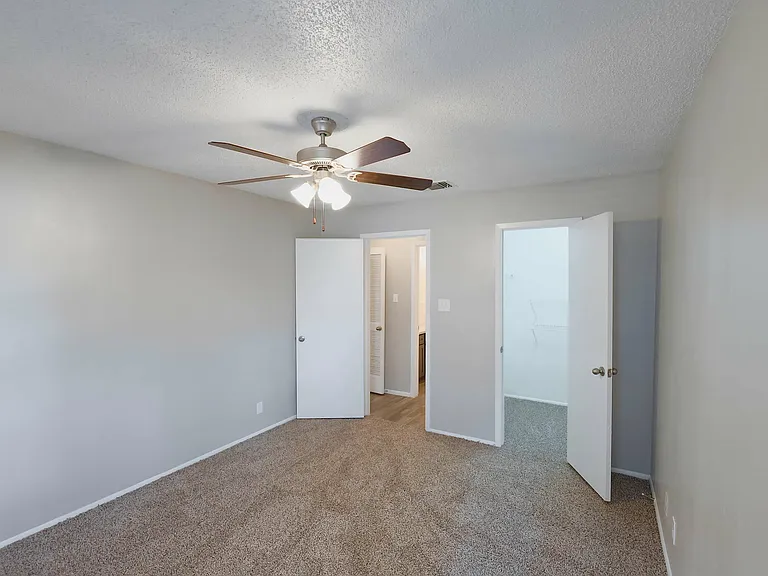 Hidden Oaks Apartments — Photo 43