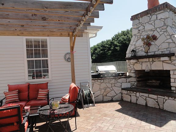 4th image of 231 Evergreen Ct
