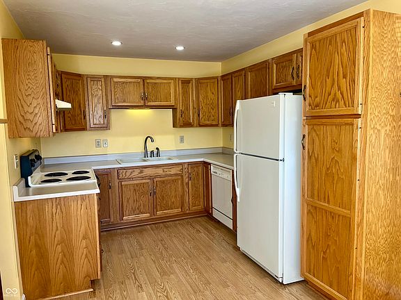 3rd image of 1001 E Crown Pointe Blvd