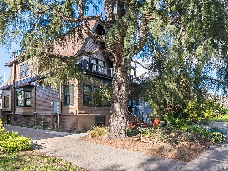 857 Laurel St — Photo 2