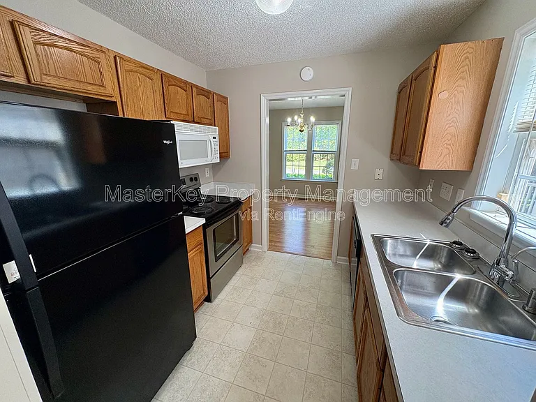 317 Cross Hill Ln — Photo 3