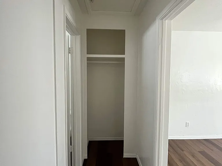 4042 Winona Ave — Photo 9