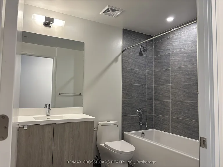 400 King St W #1010 — Photo 6