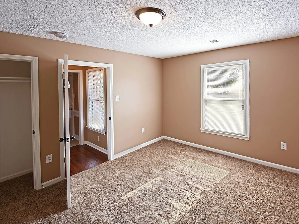 3 Bedroom, 2 Bathroom Near S Walnut bend and Wolf River Blvd — Photo 2