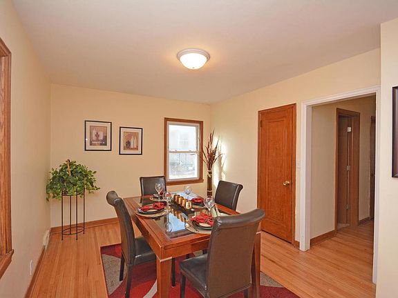 5th image of 324 Bernard St W