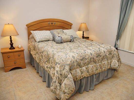 FP4P142PCD-queen-bedroom-2