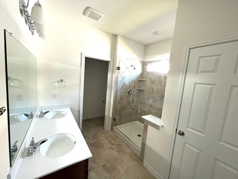 1012 West Dr — Photo 3