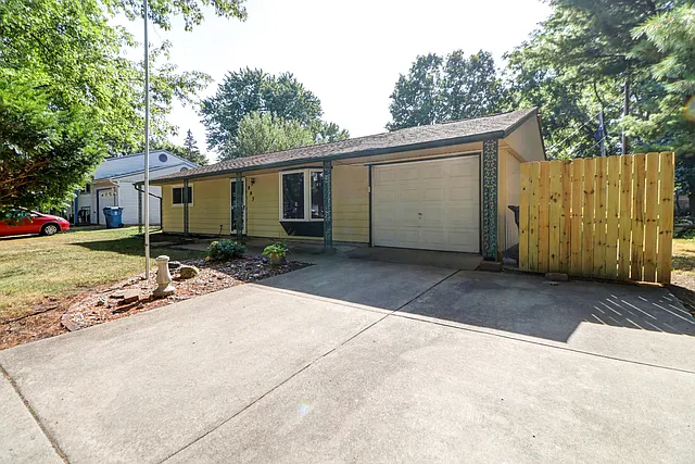 803 Oakcrest Dr photo 1