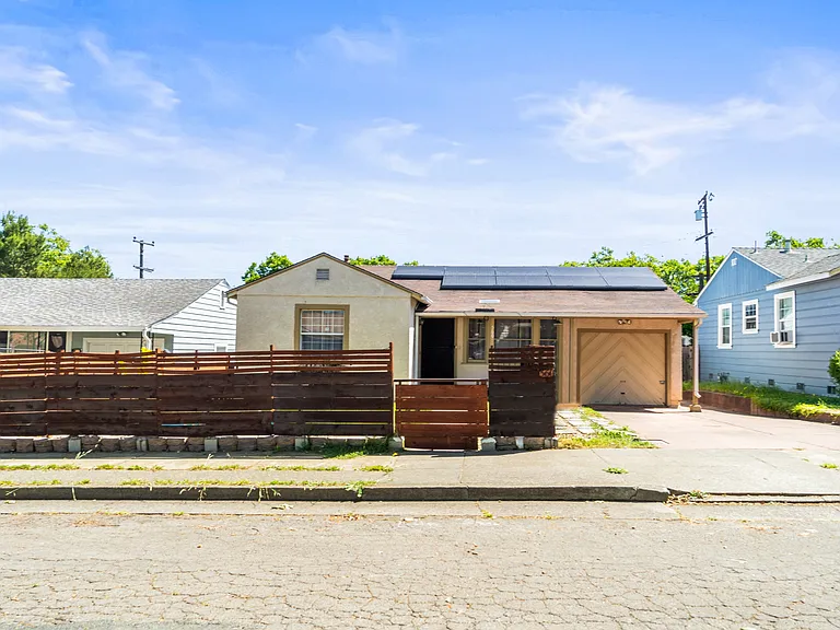 560 Russell St — Photo 1