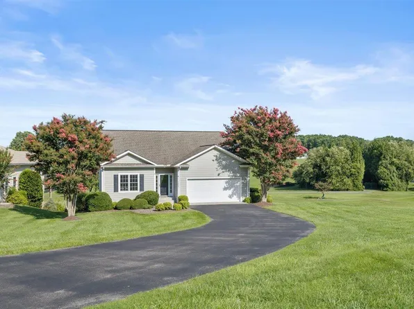 1222 8th Fairway Ln, Huddleston, VA 24104