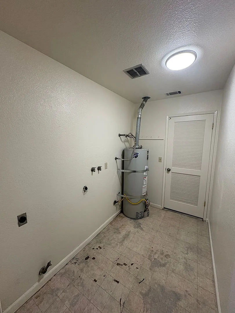 Spacious SW Visalia Home Available Now! — Photo 4