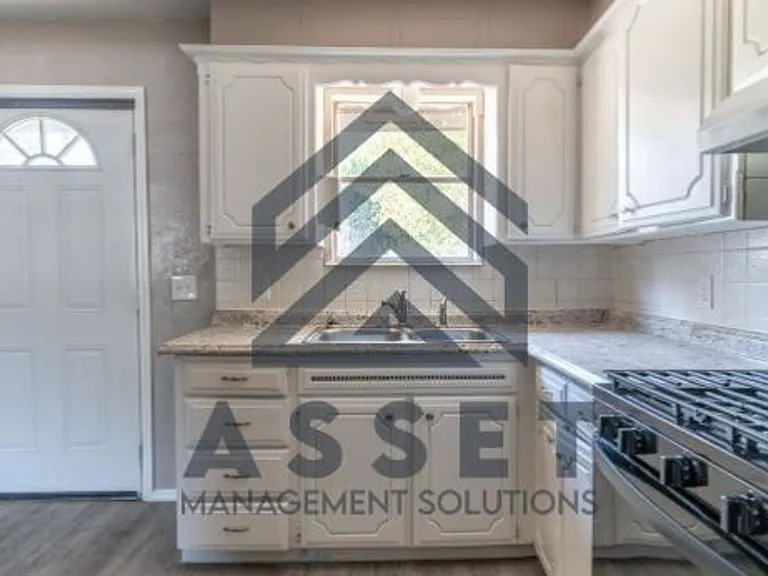 3721 Parkwoods Ln — Photo 13