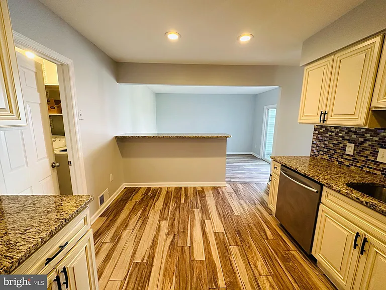 319 Canterbury Ct — Photo 9