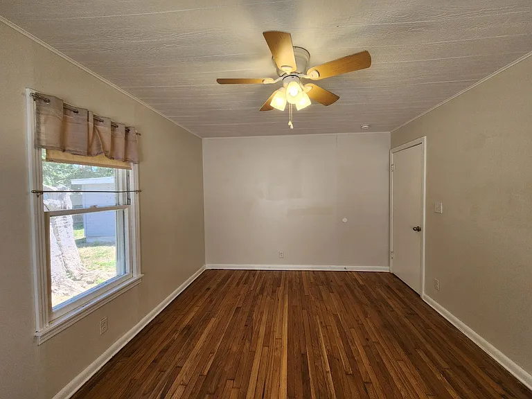 554 Lee St — Photo 14