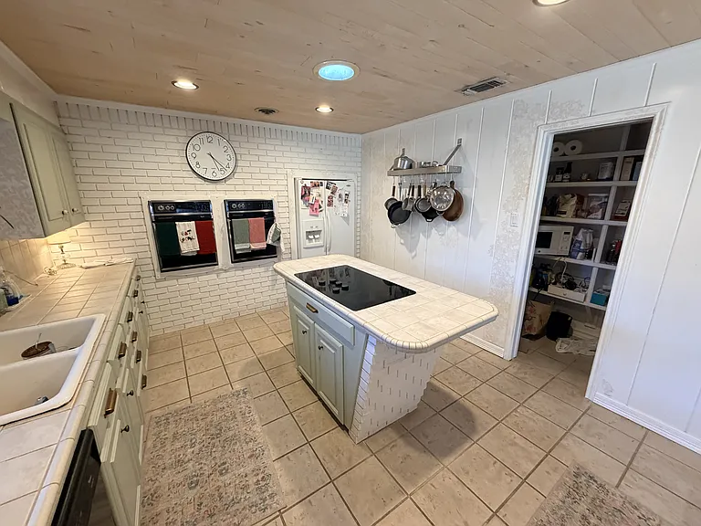 2601 Oxford Ave — Photo 4