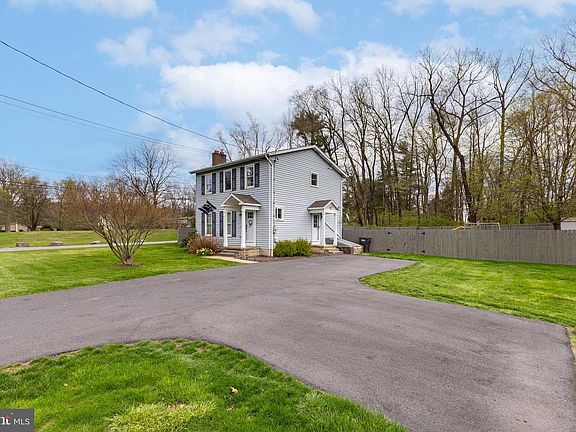 3rd image of 1111 Fox Hill Rd