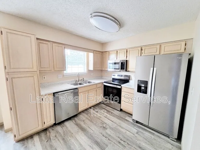 3215 SW Iron Creek Dr — Photo 6