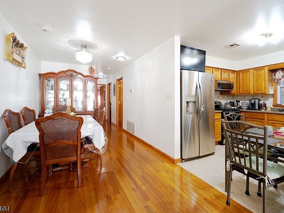 5th image of 116 Chapel St