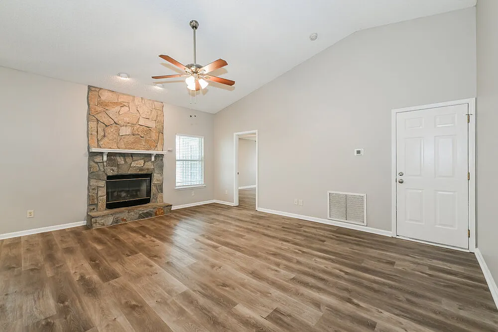 3 bed, 2.0 bath, 1704 sqft, $1,925 — Photo 3