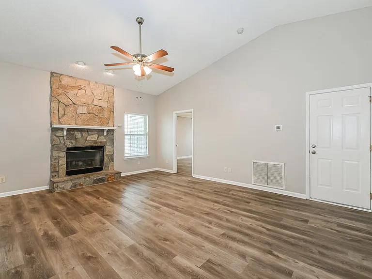 550 Whitfield Rd — Photo 3