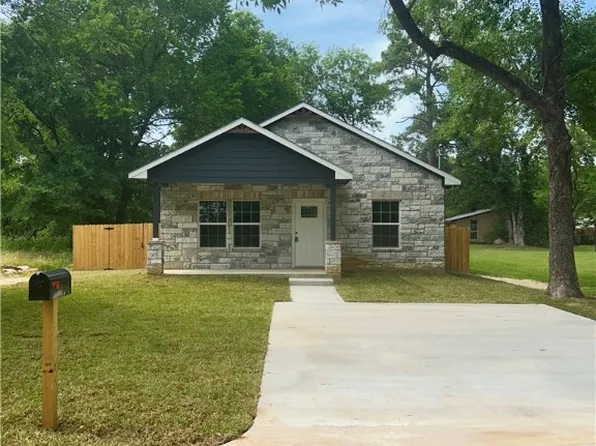 506 W 8th St, Hearne, TX 77859
