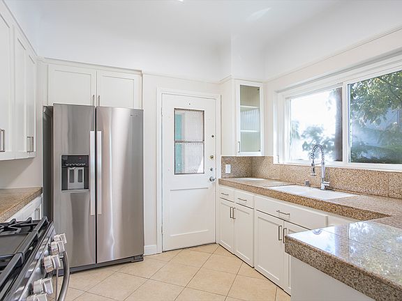 5th image of 1398 Veteran Ave #1