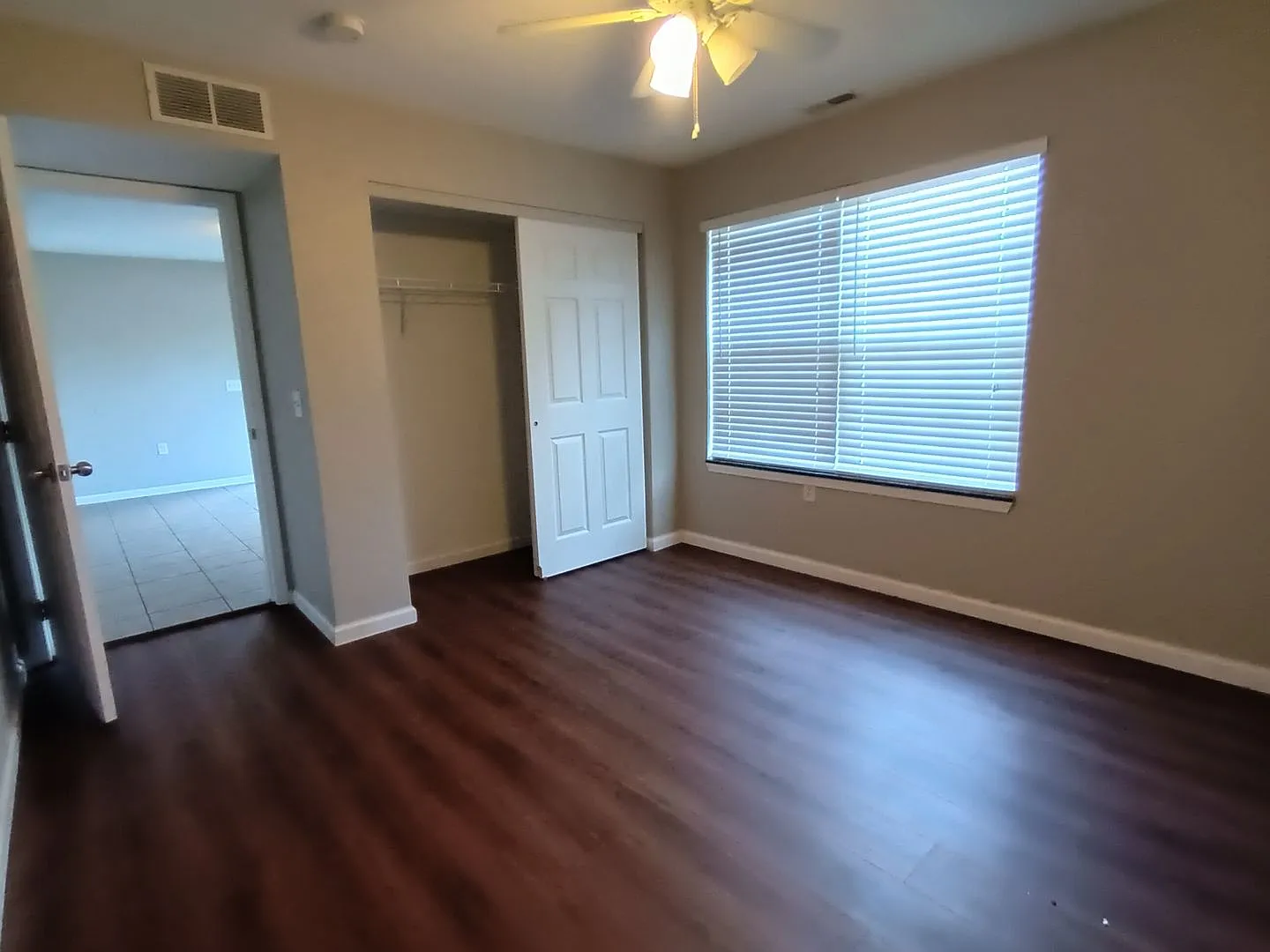 Coming Soon! Showings to start after 10/1/26! Beautifully Renovated 2 bedroom apartment! — Photo 4
