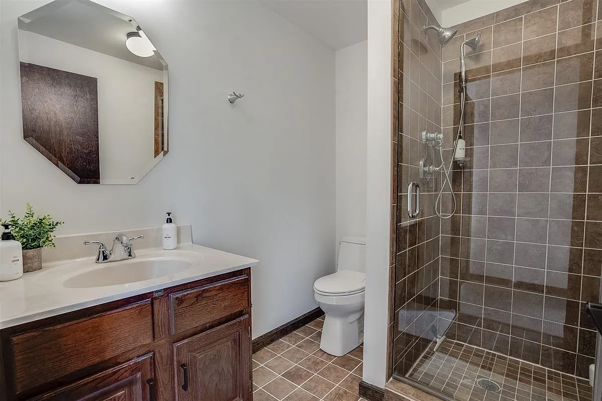 3 bed, 2300 sqft, $5,000 — Photo 3