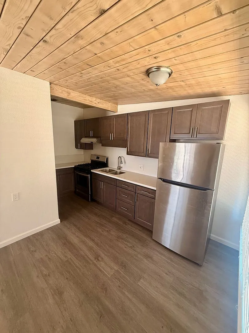 2414 310 South H St — Photo 3