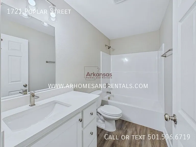 1721 N Poplar St — Photo 6