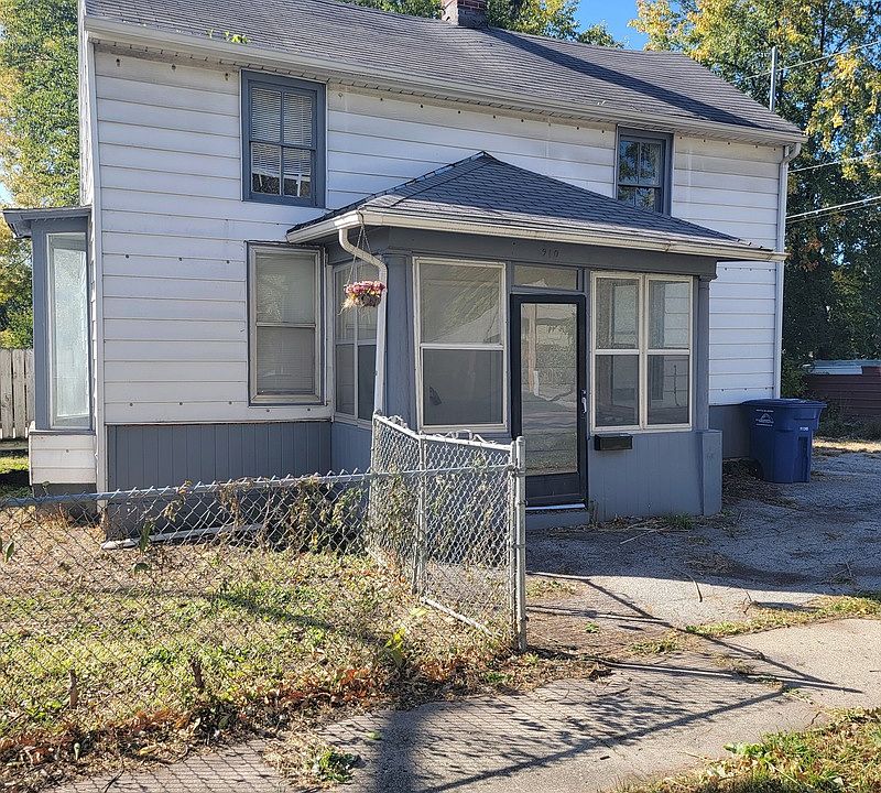 1st image of 910 E 11th St