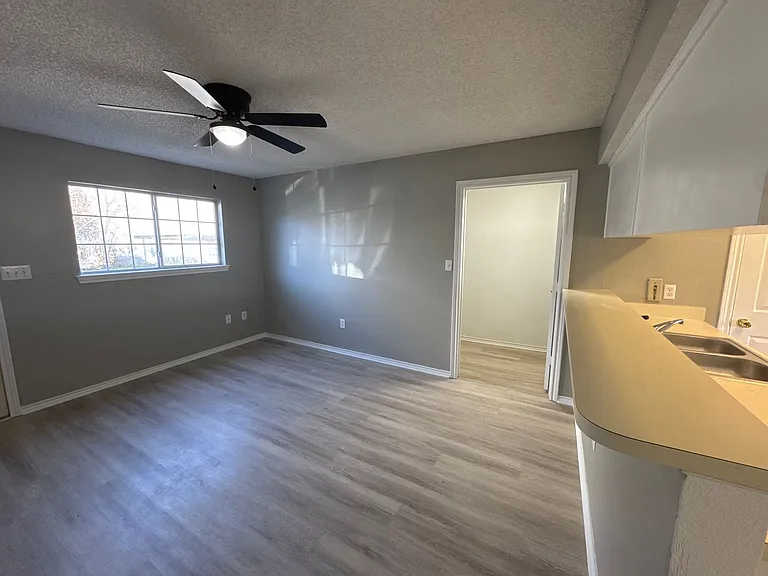 2310 W Hickory St — Photo 14