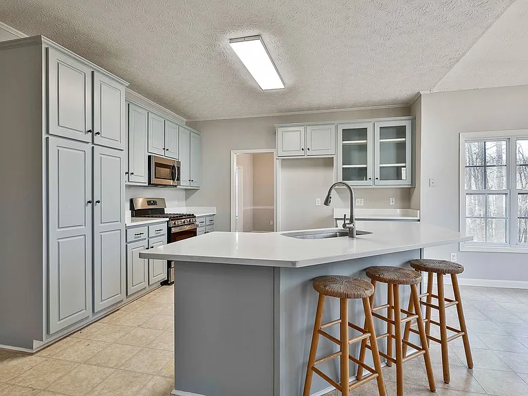 105 Edgemoore Ln — Photo 10