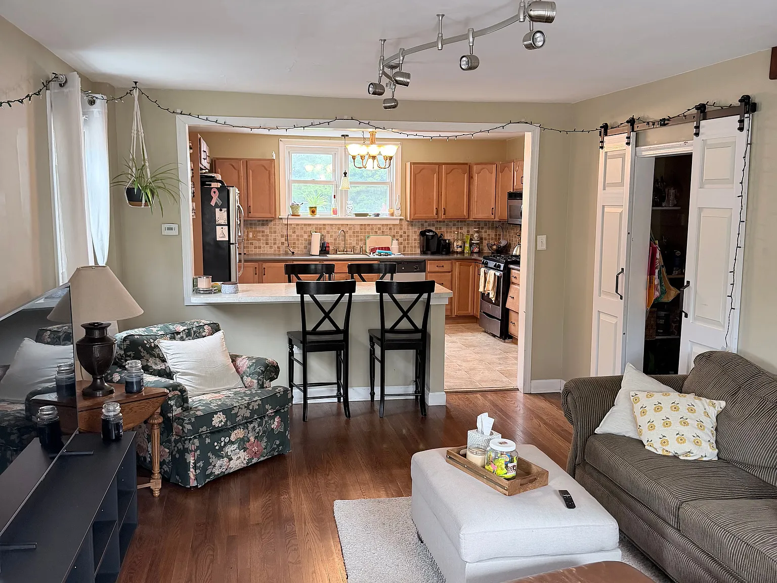 4 bed, 2100 sqft, $3,300 — Photo 3