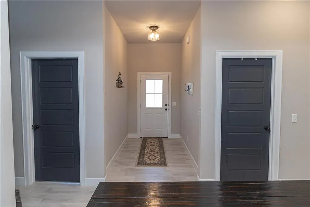 4 bed, 1910 sqft, $2,100 — Photo 4