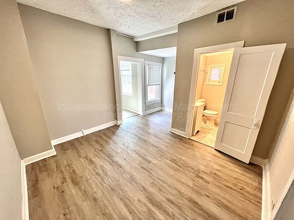 3rd image of 2212 Calumet St Unit 2