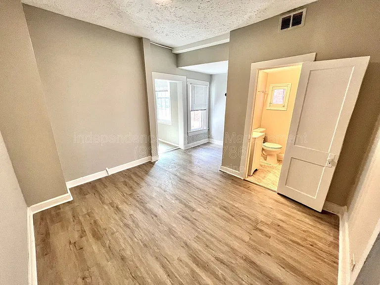 2212 Calumet St #2 — Photo 3