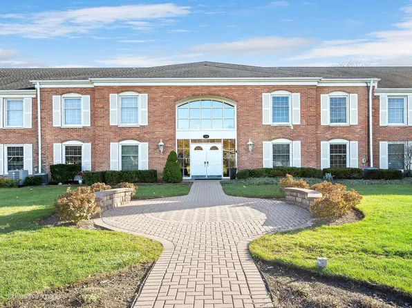 124 Carriage Way Dr #B-111, Willowbrook, IL 60527