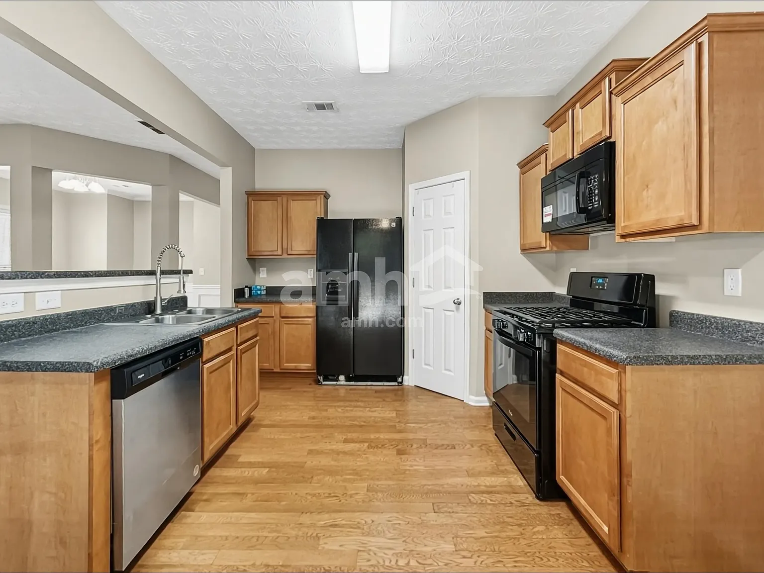 3 bed, 2.5 bath, 1848 sqft, $1,995 — Photo 3
