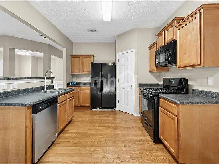738 Mountain Laurel Dr — Photo 3