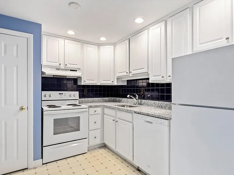 8 Old Colony Ln #10 — Photo 4