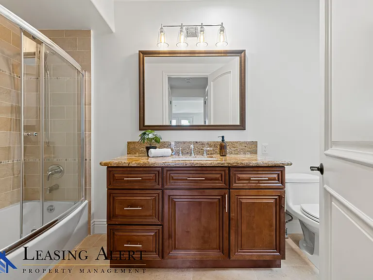 5011 Hayvenhurst Ave #5011 — Photo 21